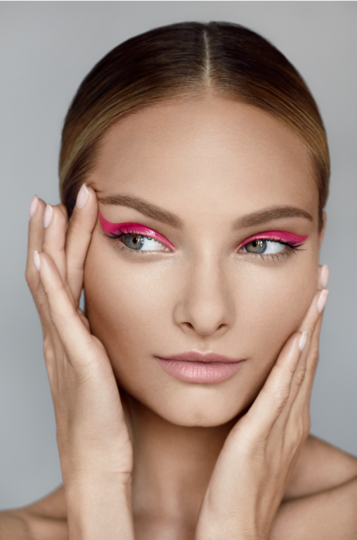 Efektowny makijaż oczu Rose Look przy użyciu różowej pomadki NEO Make Up