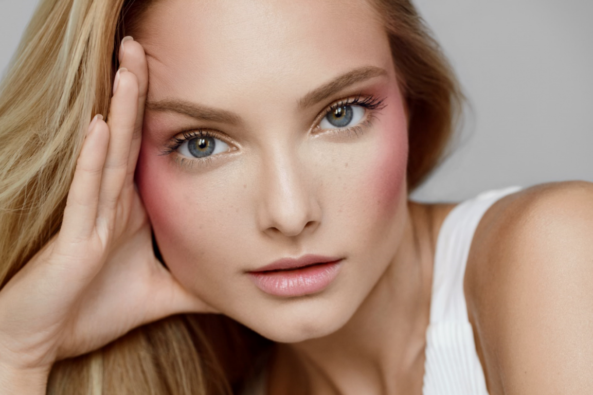 Wyrazisty makijaż policzków przy użyciu różowej pomadki NEO Make Up