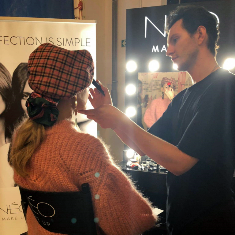 Adrian Świderski wykonuje makijaż produktami NEO Make Up na pokazie marki Bizuu